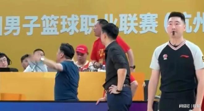 包含女超联赛超级错判！陈巧珠开炮：离谱到家的词条
