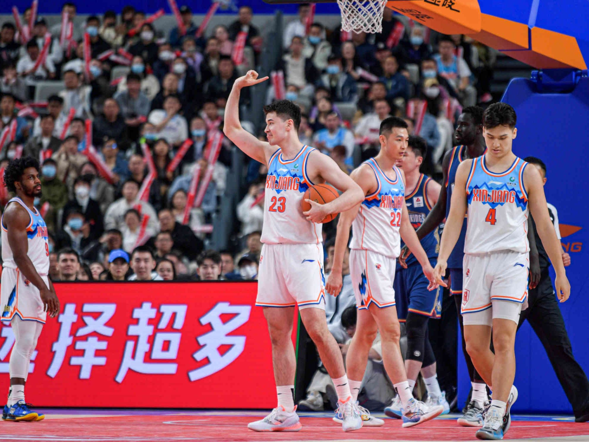 新疆男篮遭遇广州队，实力均衡充满对抗(2021年新疆男篮在广州集训现状)