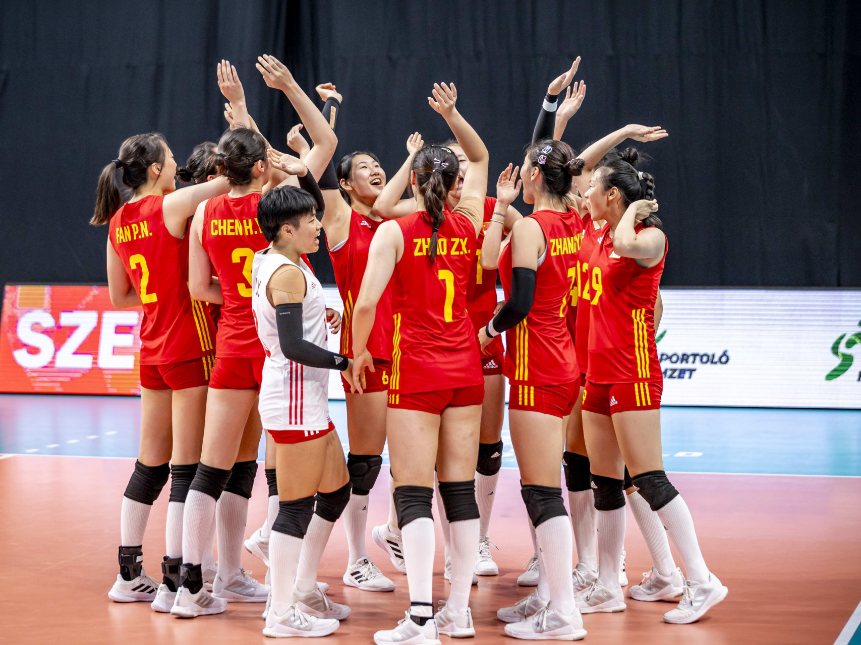 包含U19世锦赛-中国女排对阵日本取3连胜提前2轮进16强的词条