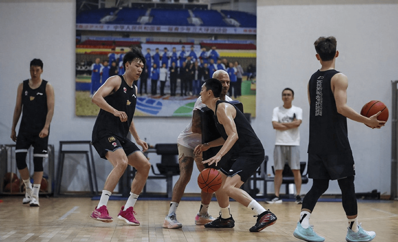 关于强度拉满！广东男篮分享队员全场5v5训练片段的信息
