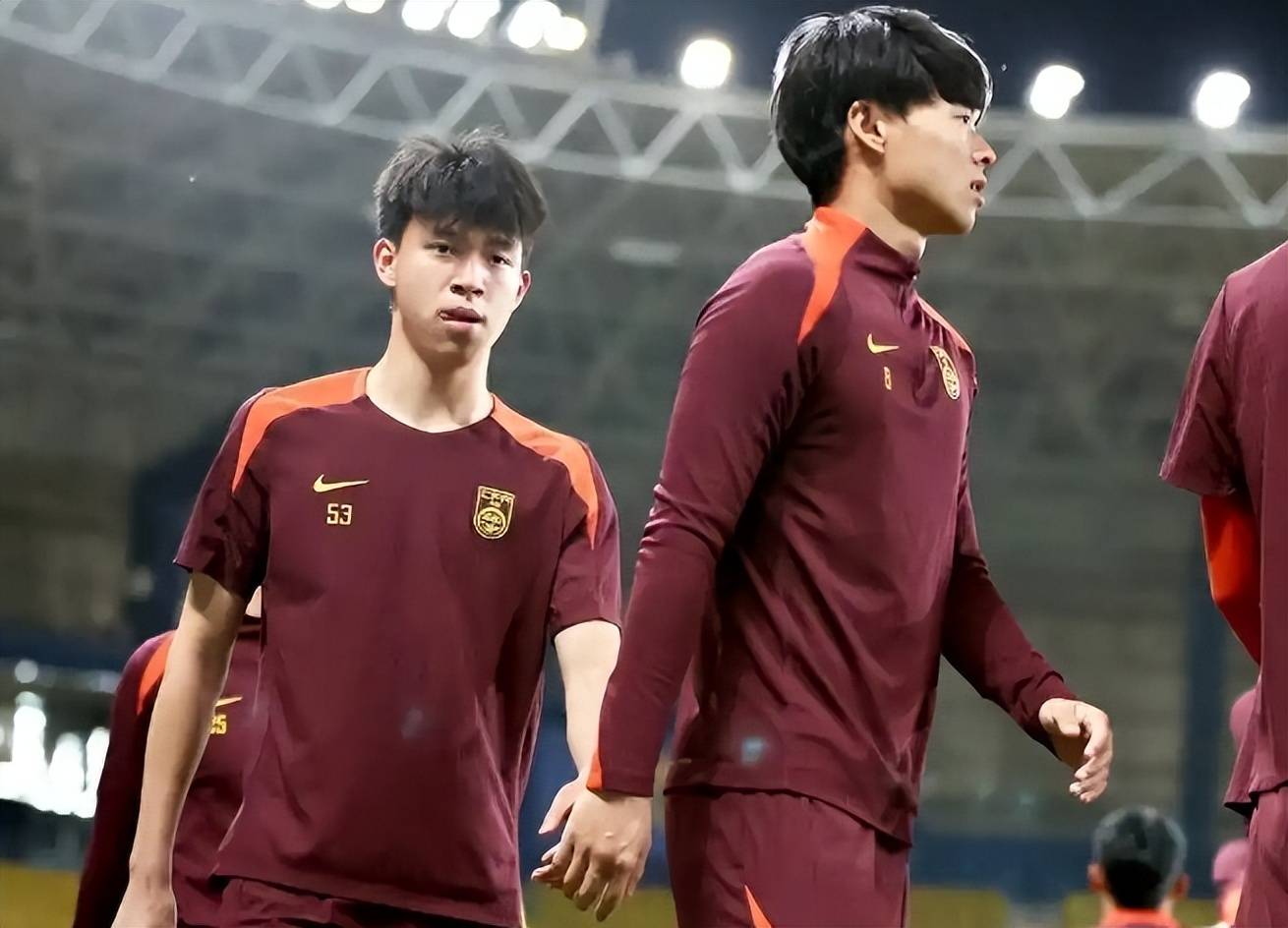 国足小胜中国香港王钰栋屡遭侵犯爆发冲突(图)
