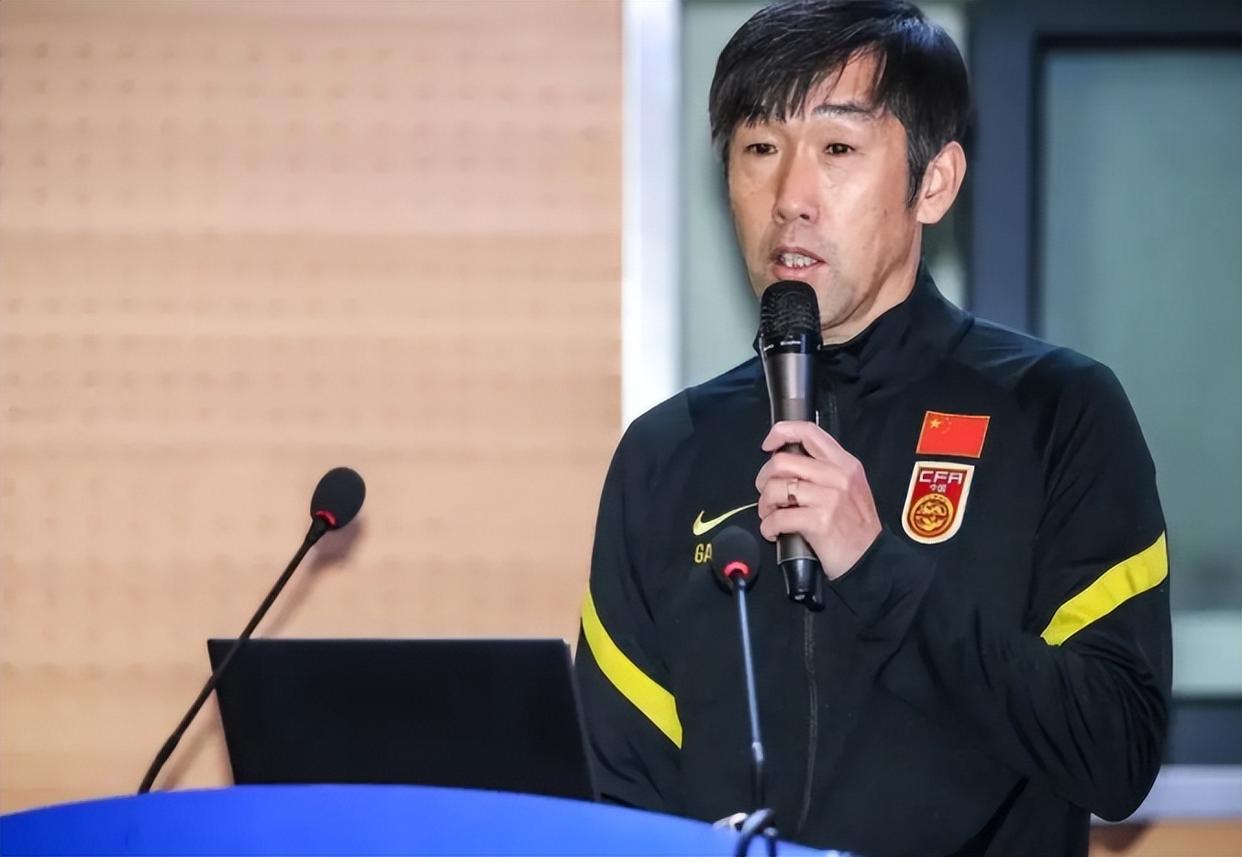 国足新帅人选被曝！45岁亚洲足球先生接班，高洪波范志毅无缘